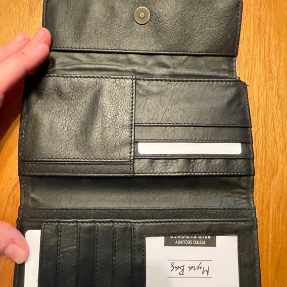 Myra Wallet - Picture 3 of 4